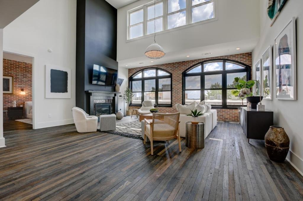 アトランタにあるTop Floor Penthouse Loftsのテーブルと椅子のあるリビングルーム