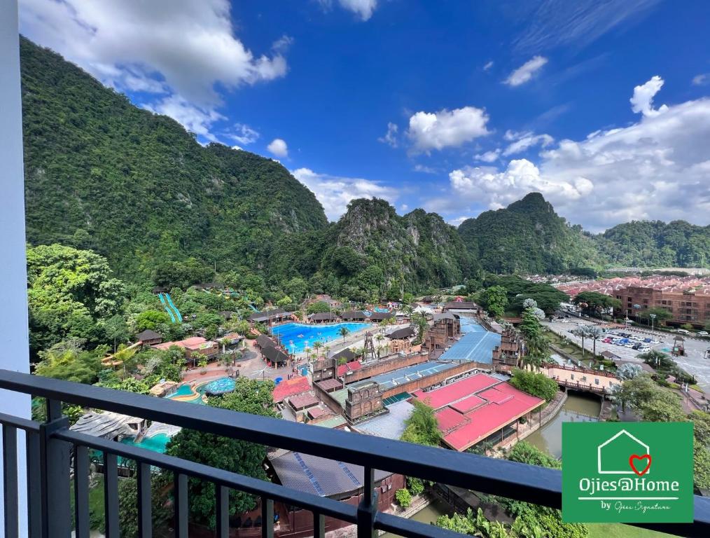 Vistas a un complejo con montañas en el fondo en Ojies Home Sunway Onsen Suites 2BR Theme Park View en Tambun