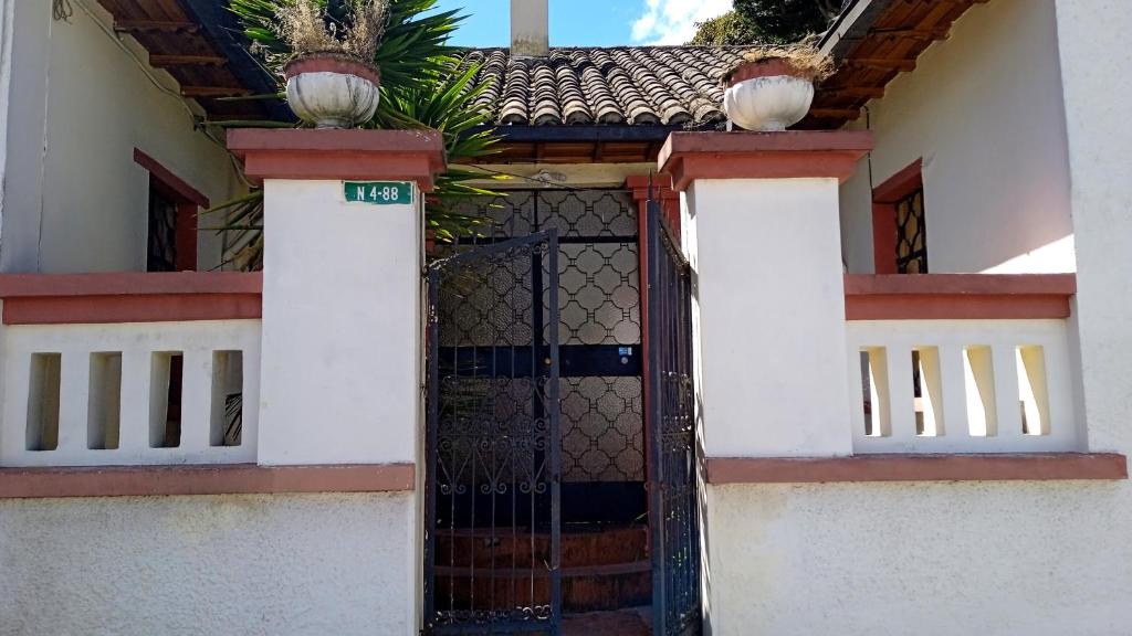 a gate on the side of a house at Preciosa casa colonial in Quito
