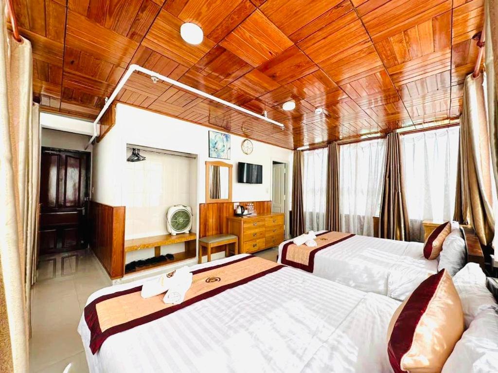 Giường trong phòng chung tại Gold Dream Hotel