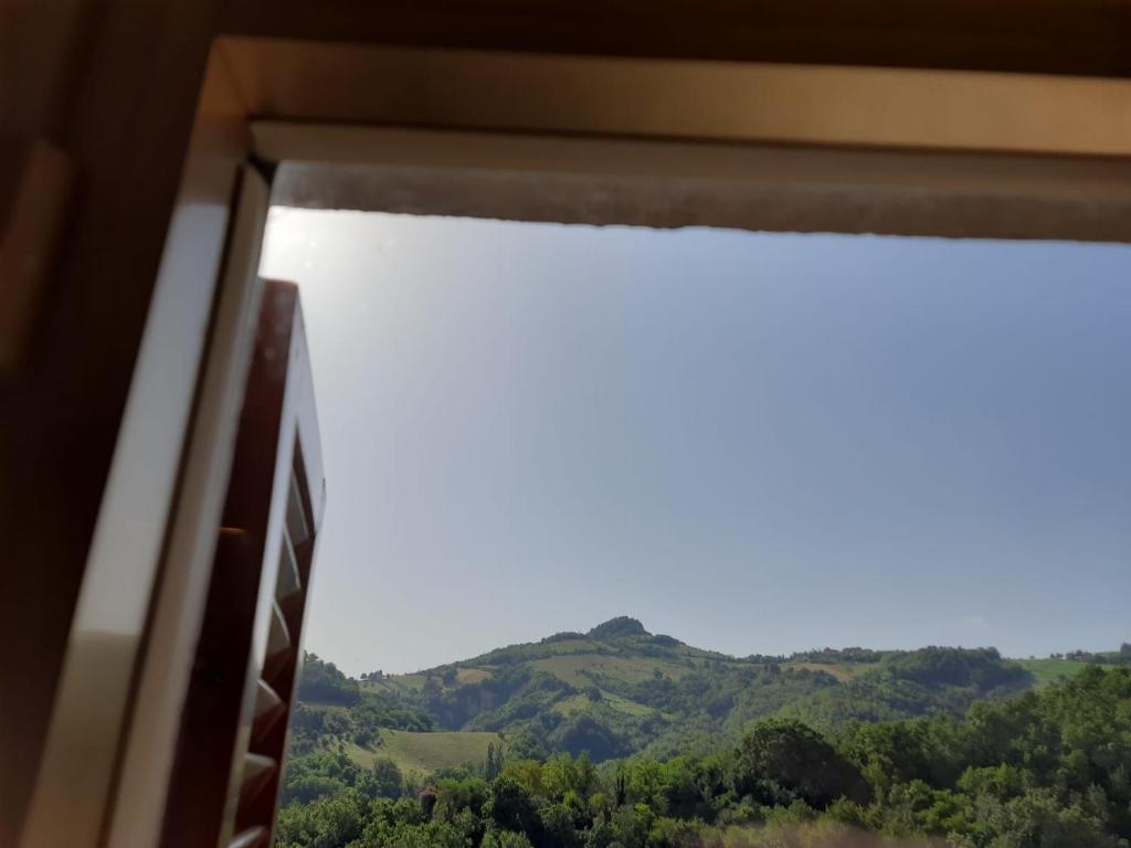 una ventana con vistas a una montaña en Il Casale, en Penna San Giovanni