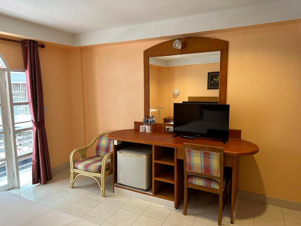 TV a/nebo společenská místnost v ubytování Nid Huahin Hotel