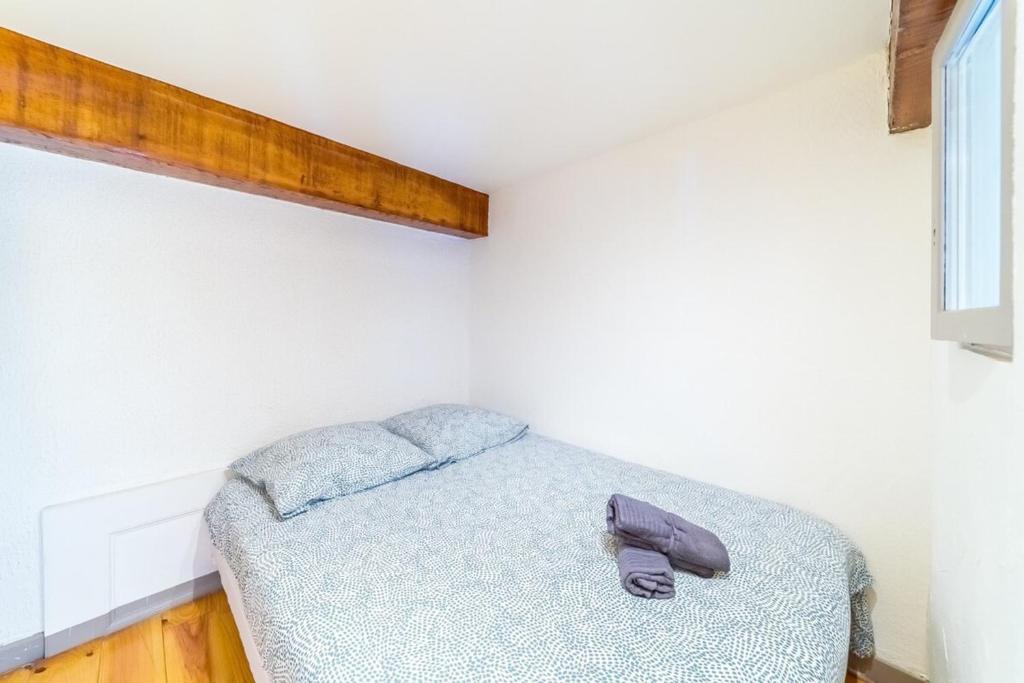 Postel nebo postele na pokoji v ubytování The charming Fleury 2 bedrooms Oullins
