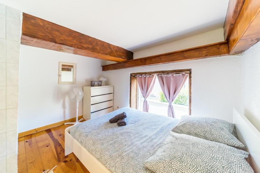 Postel nebo postele na pokoji v ubytování The charming Fleury 2 bedrooms Oullins