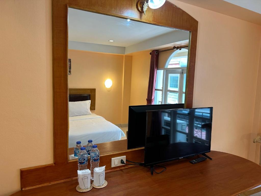 Postel nebo postele na pokoji v ubytování Nid Huahin Hotel
