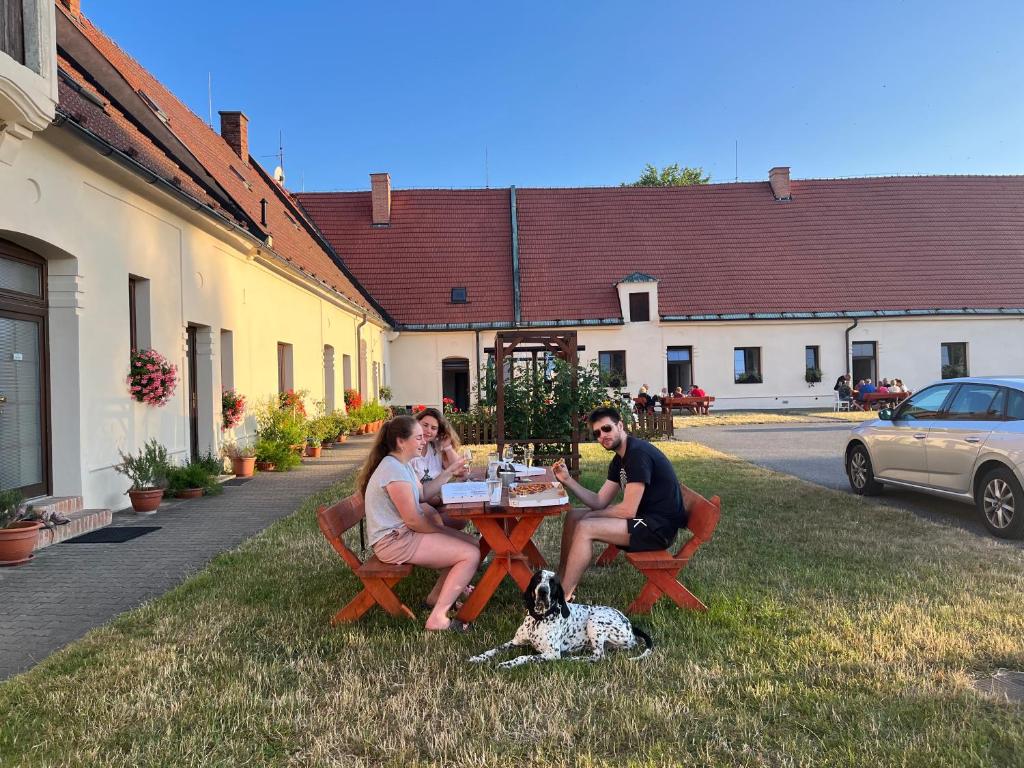 Hosté ubytování Dvůr Nové Zámky