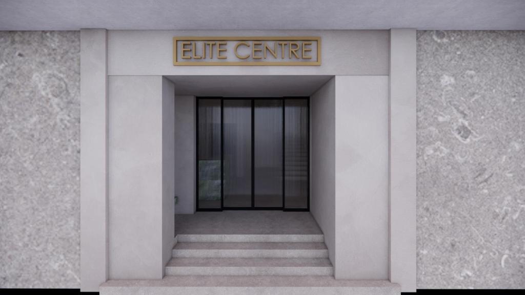 une entrée à un bâtiment avec un panneau indiquant le centre de vie dans l'établissement Elite Centre, à Rhodes