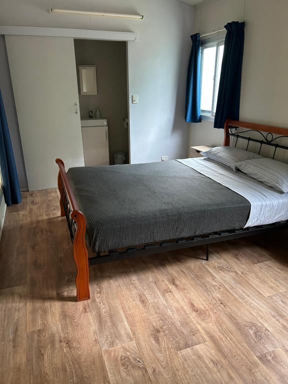 سرير أو أسرّة في غرفة في Anchors down accommodation