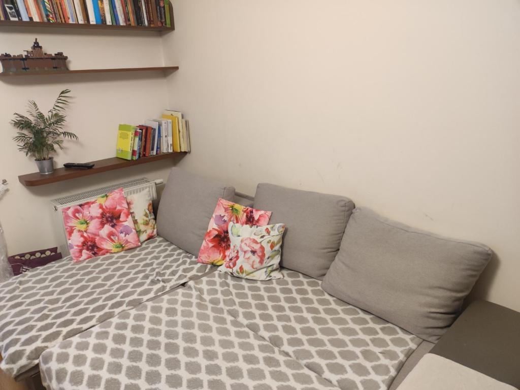 Un dormitorio con una cama con almohadas. en Mieszkanie en Iława
