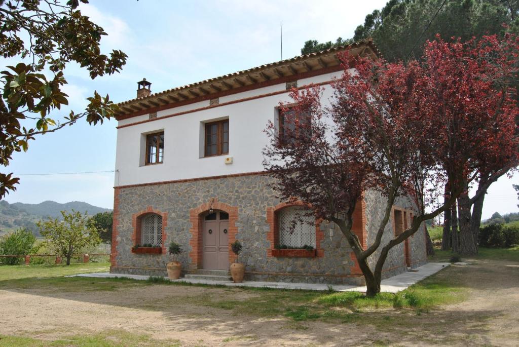 AlforjaにあるMas Perdiuetaの木の前の古い石造家