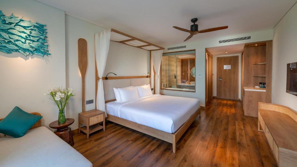 Deluxe River View King bed