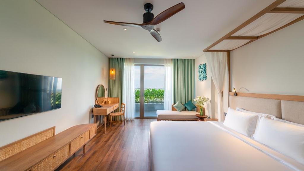 Postel nebo postele na pokoji v ubytování Bellerive Hoi An Resort and Spa