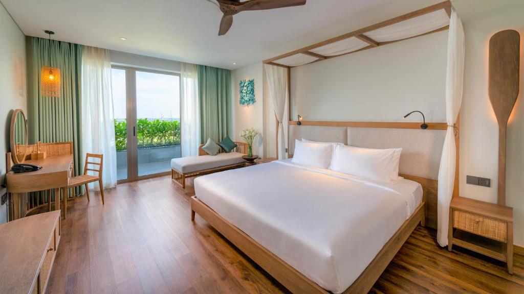 Deluxe River View King bed