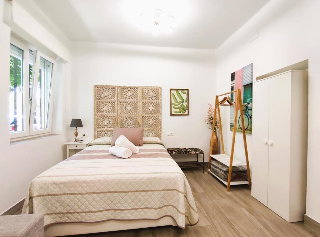 Posteľ alebo postele v izbe v ubytovaní FLEMING Loft PARKING Tourist Córdoba