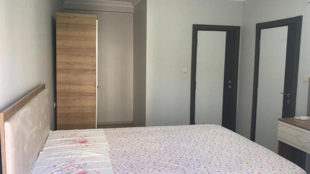 een slaapkamer met een bed en 2 spiegels bij MY HOUSE in Yomra
