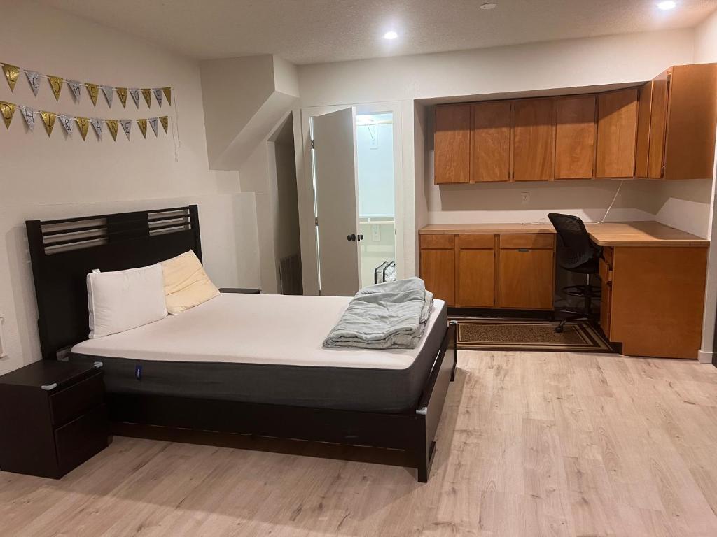 Photo inspiration: Visual Reference: Studio With Full Bath Kitchenette Work Desk And Queen Bed
