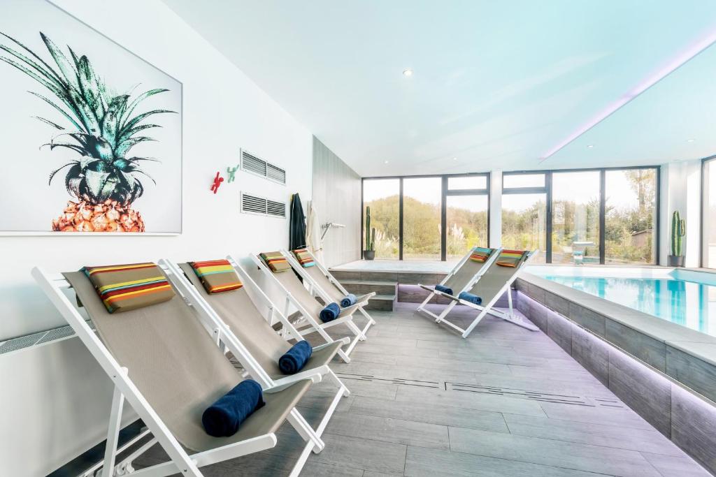 Bazén v ubytování Carnac Lodge Hotel & Spa nebo v jeho okolí