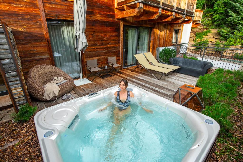 Bazén v ubytování Hotel Montchalet nebo v jeho okolí