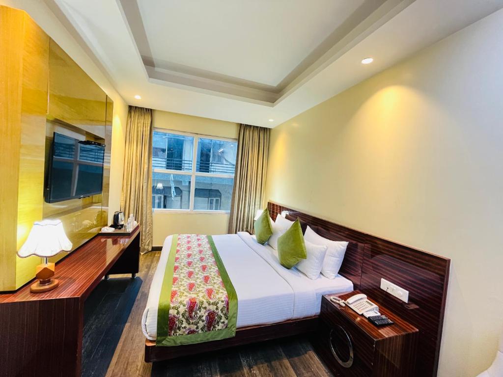 Postel nebo postele na pokoji v ubytování Hotel Banz Near Indira Gandhi Airport Delhi
