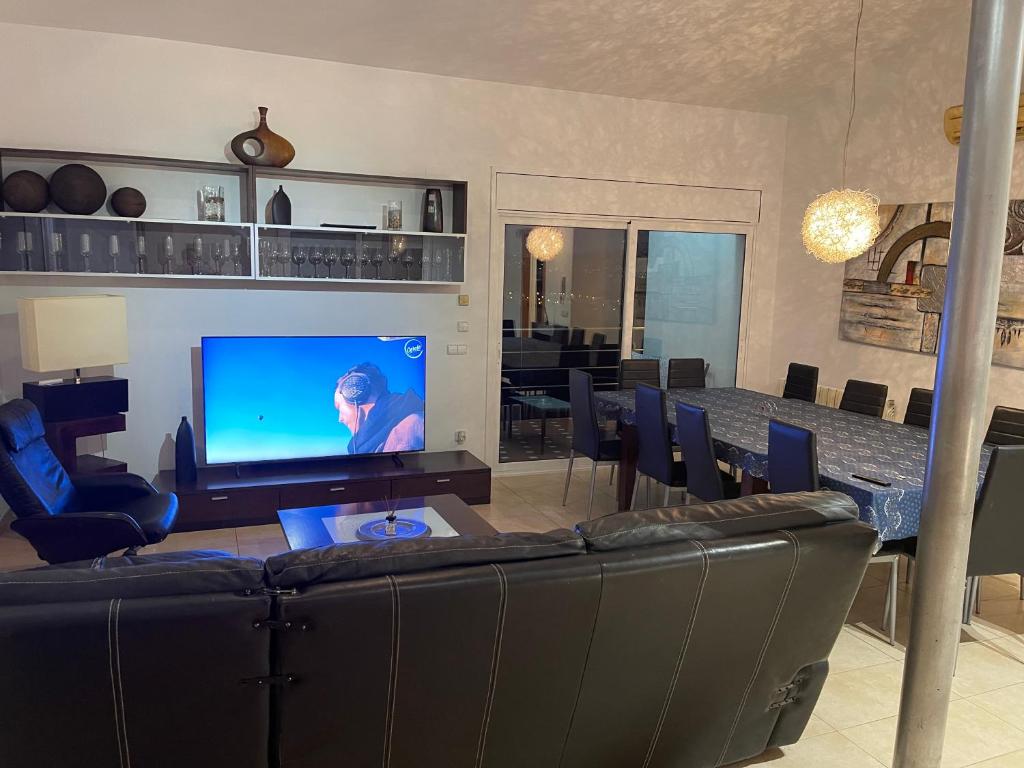 Televízia a/alebo spoločenská miestnosť v ubytovaní Villa for 2 families