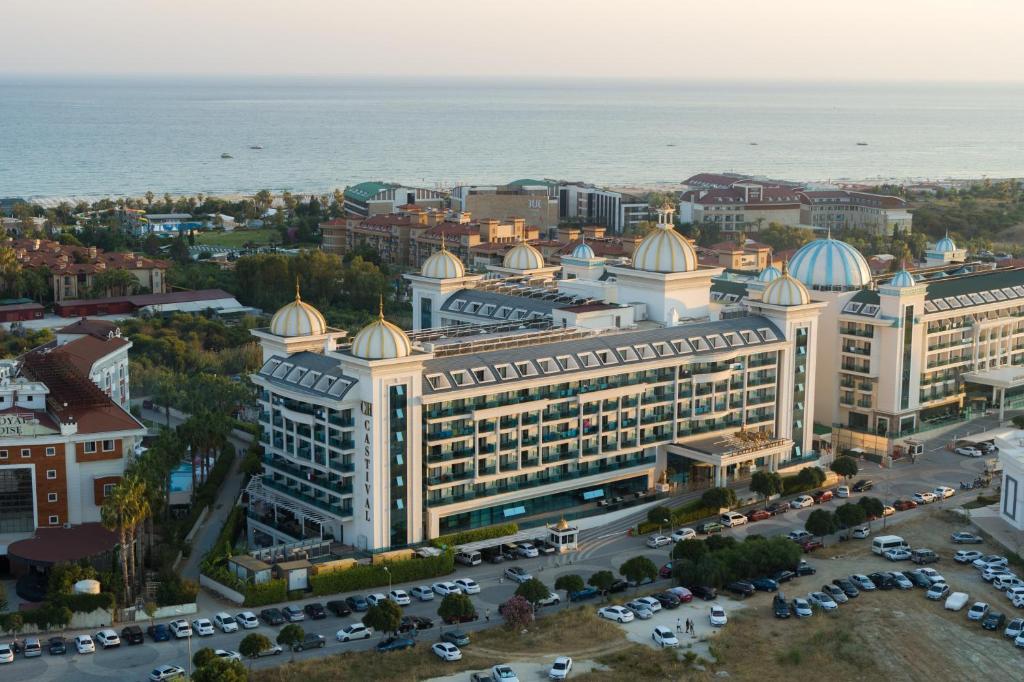une vue aérienne sur un grand bâtiment avec un parking dans l'établissement Castival Hotel, à Sidé