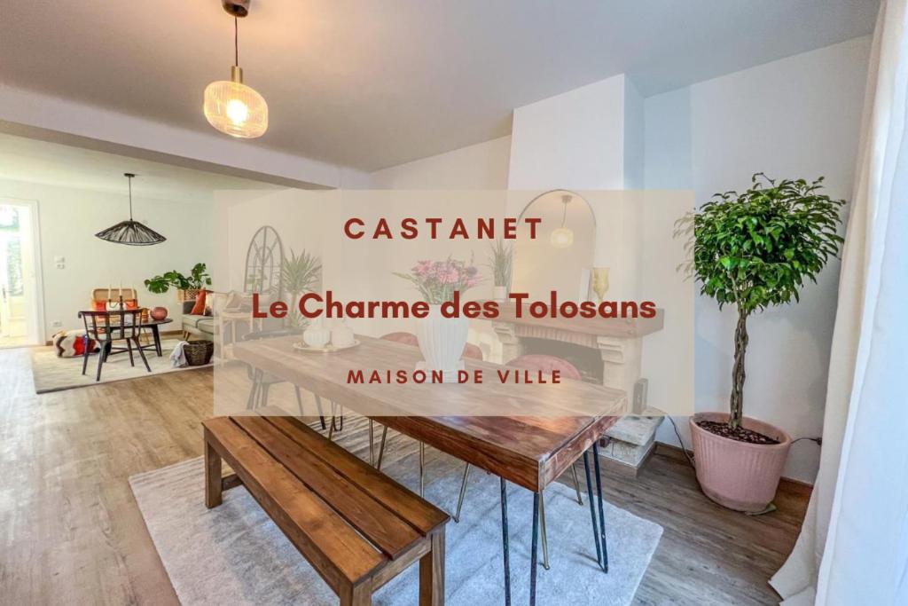 ein Wohnzimmer mit einem Tisch und einer Bank in der Unterkunft Le Charme des Tolosans in Castanet-Tolosan