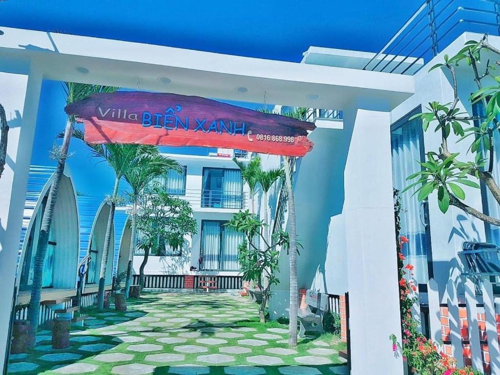 un bâtiment avec un panneau indiquant la villa berryamine dans l'établissement Villa Biển Xanh 1 - View Biển Đảo Phú Quý, à Cu Lao Thu
