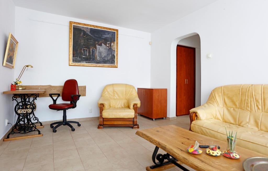 ein Wohnzimmer mit einem Sofa und einem Tisch in der Unterkunft My Cozy Place in Bukarest