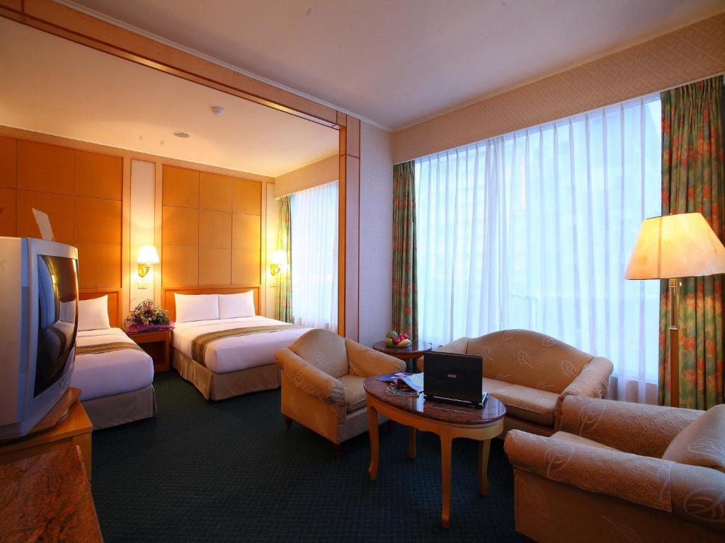 Habitación de hotel con 2 camas y TV en Da Shih Hotel, en Hualien City