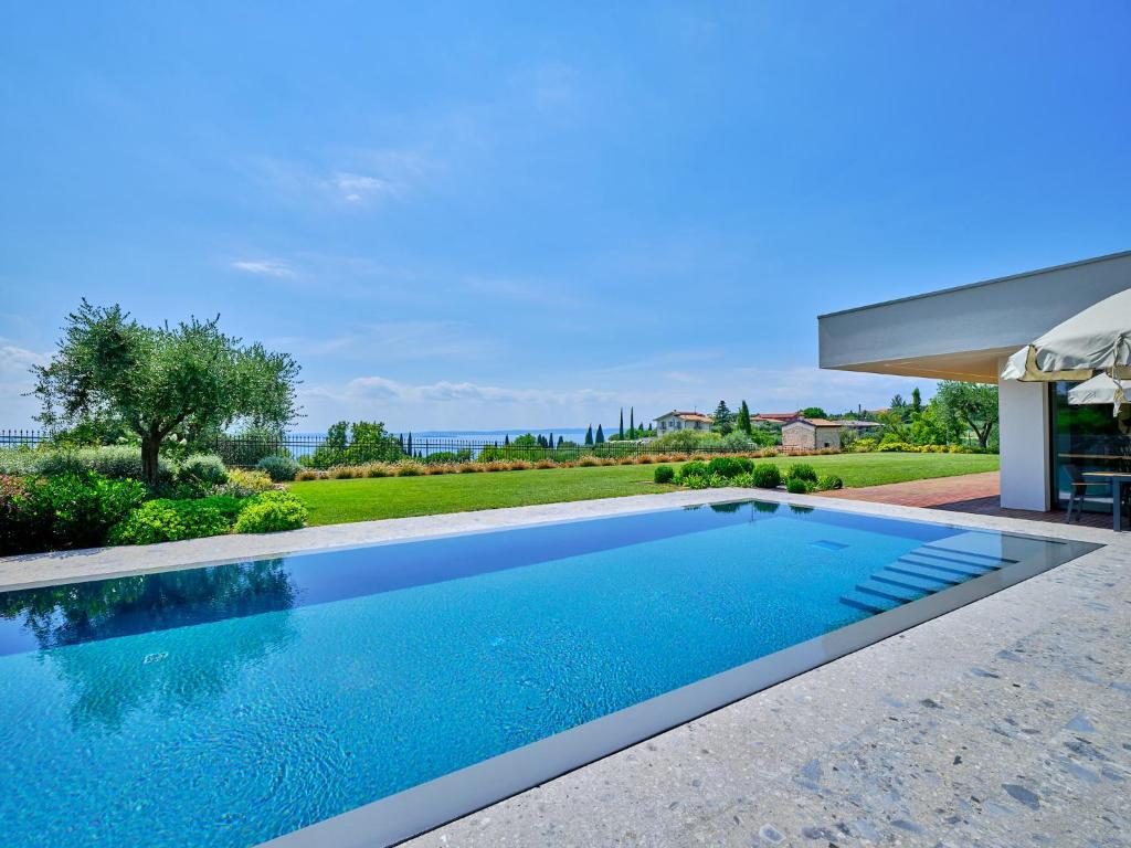 una piscina nel cortile di una casa di ApartmentsGarda - Villa Bardolino a Garda