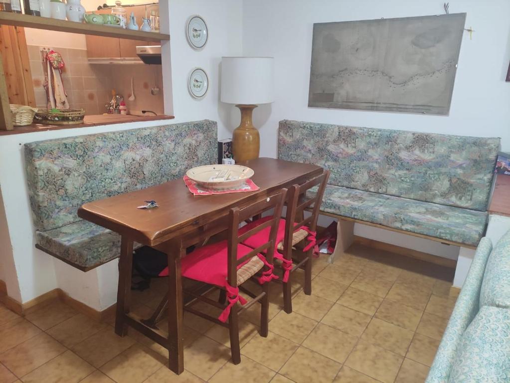 appartamento Cima في فيومالبو: طاولة وكرسيين في مطبخ