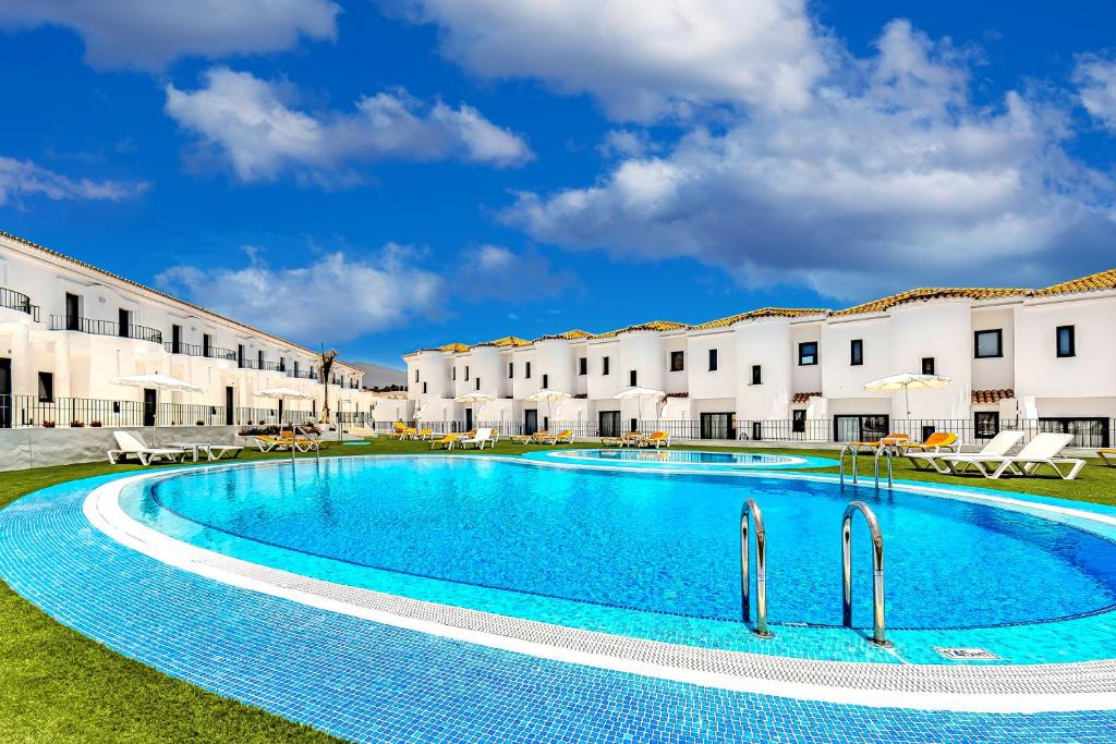 聖米格爾德阿沃納的住宿－Ocean Boulevard Tenerife，大楼前的大型游泳池