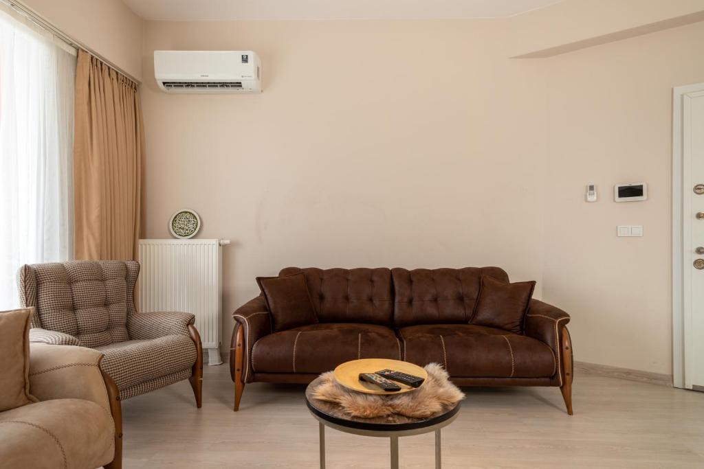 un soggiorno con divano e tavolo di Lux 2 Bedrooms in High End Near Mall of Istanbul a Istanbul