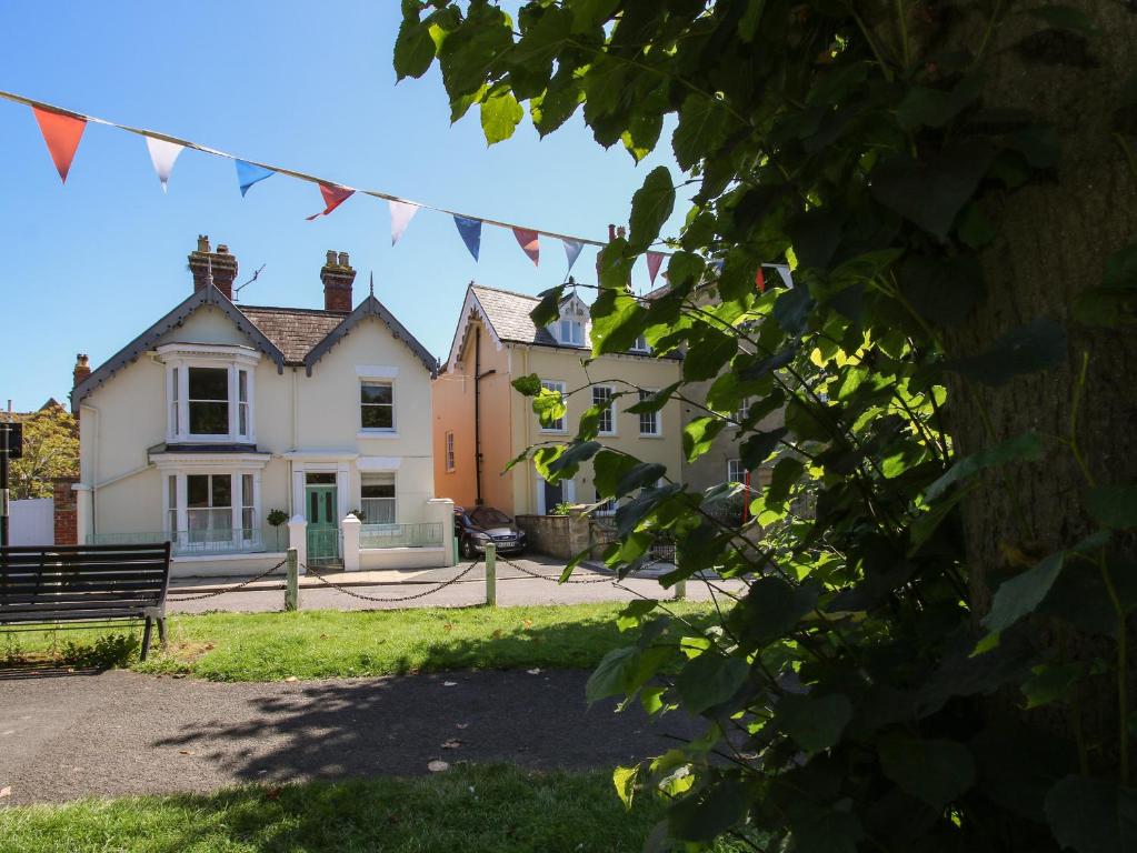ein Haus mit einer Reihe von Flaggen davor in der Unterkunft Dinham Court in Ludlow