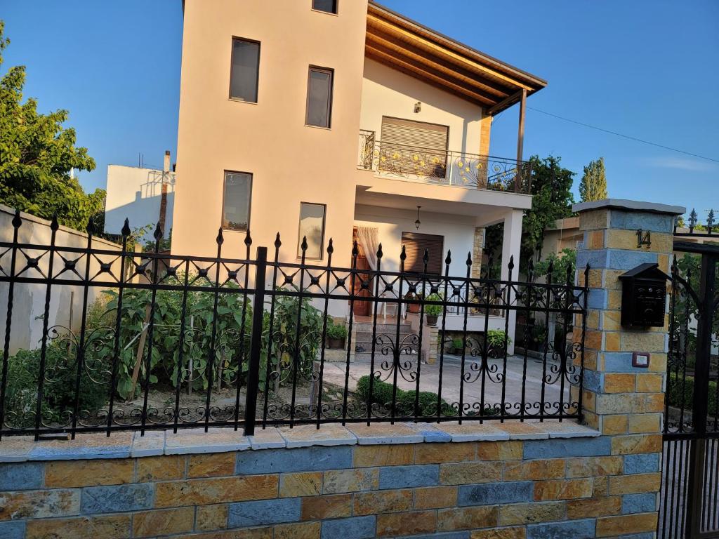 une maison avec une clôture en fer forgé dans l'établissement Villa Baka 14, à Durrës