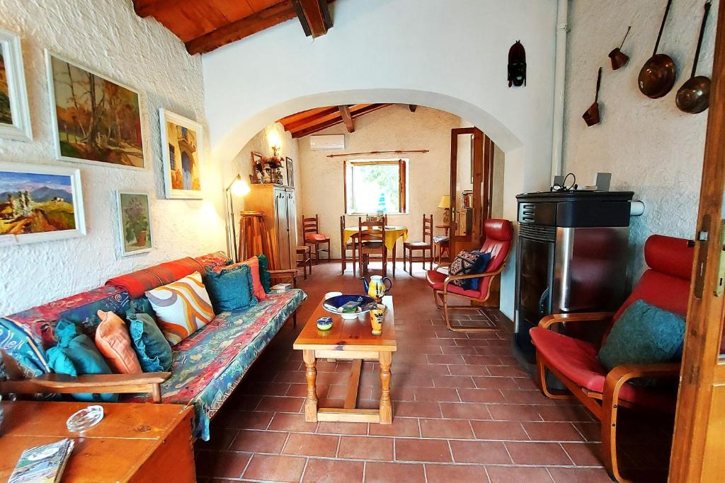 sala de estar con sofá y mesa en Family Friendly Rosa House Amazing View - Happy Rentals en Barga