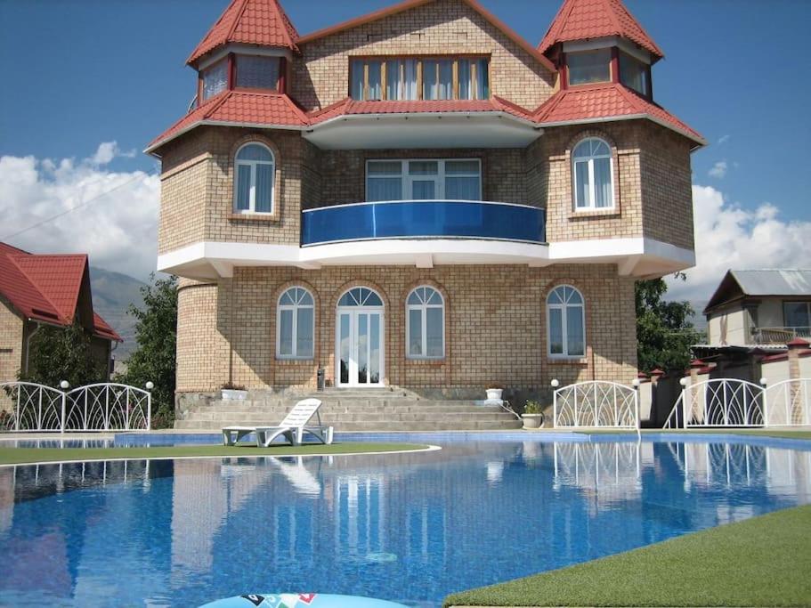 dom z basenem przed nim w obiekcie Private Luxury Villa - Issyk Kul w mieście Czołponata