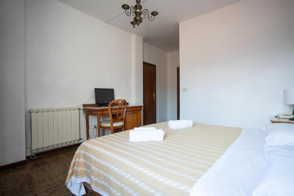 Postel nebo postele na pokoji v ubytování Hotel Napoleon