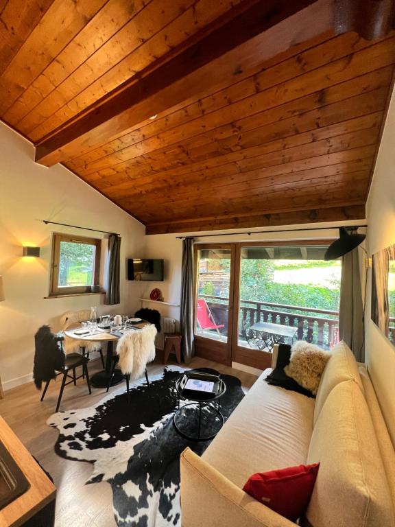 a living room with a couch and a table at N5 Megève - Résidence de L'ours - appart 4 pers in Megève