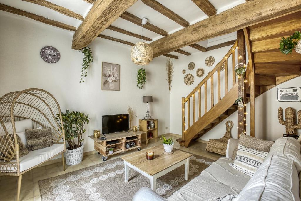 sala de estar con sofá y mesa en Gîte L'Escale - Maison de charme, en Chambellay