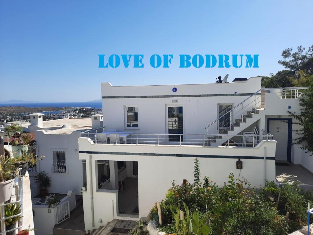 Biały dom ze słowami miłości obu na dachu w obiekcie Love of Bodrum House w Bodrum