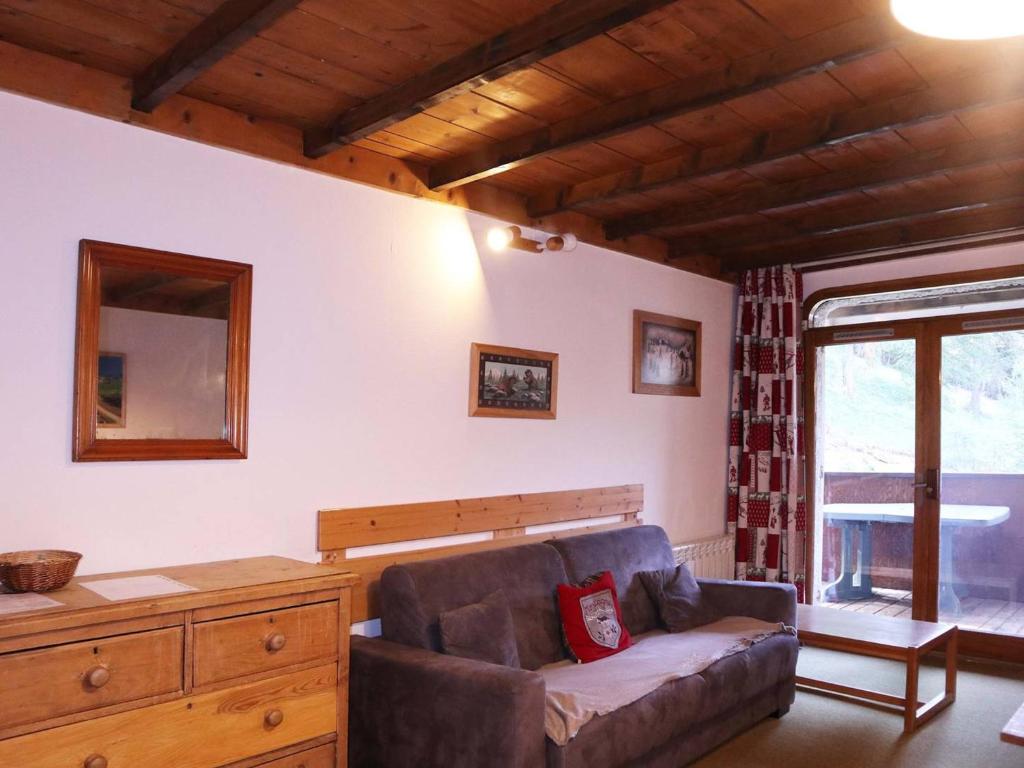 a living room with a couch and a window at Appartement Les Orres, 2 pièces, 6 personnes - FR-1-322-218 in Les Orres
