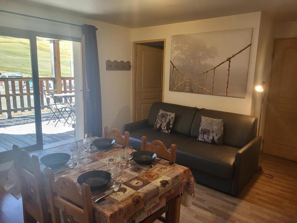 Appartement Montgenèvre, 2 pièces, 4 personnes - FR-1-266-94 في مونجينيفر: غرفة معيشة مع طاولة وأريكة