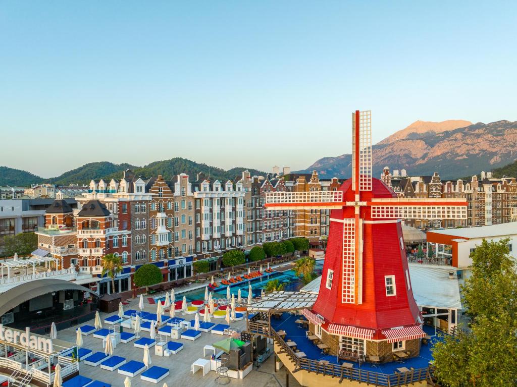 een resort met een rode vuurtoren en een zwembad bij Orange County Kemer in Kemer