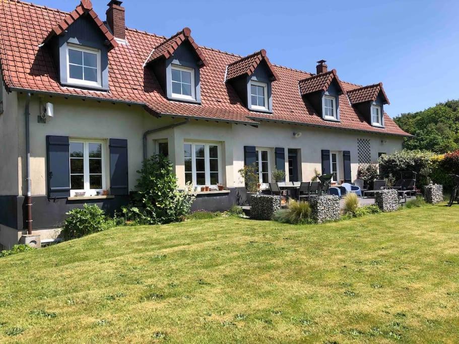 une maison avec une cour d'herbe devant elle dans l'établissement La longère en Baie - au calme sur Saint Valery pour 4, à Saint-Valery-sur-Somme