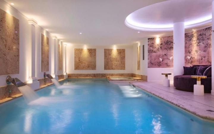 a large swimming pool in a hotel room at HÔTELS &ASPA in Estoril