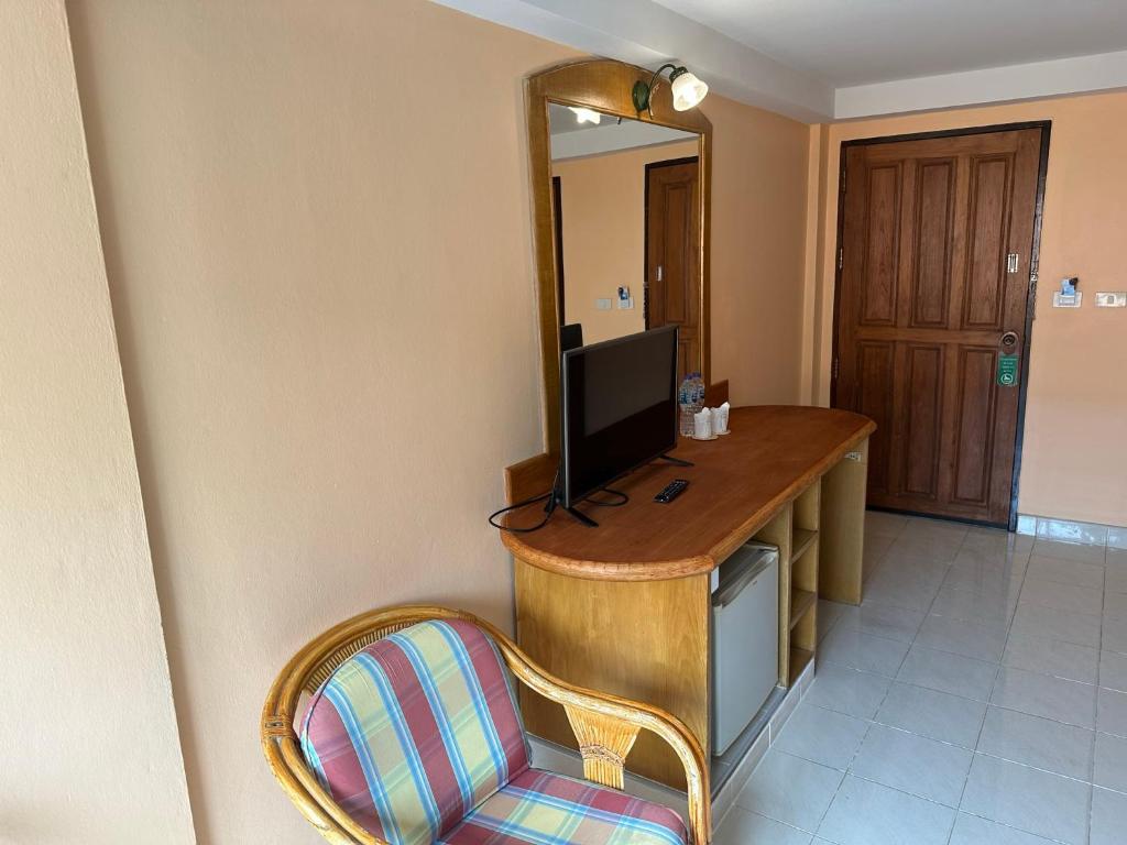 TV a/nebo společenská místnost v ubytování Nid Huahin Hotel