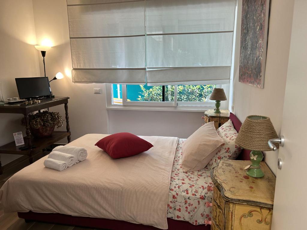 een slaapkamer met een bed met twee handdoeken erop bij MariGiu in Rapallo