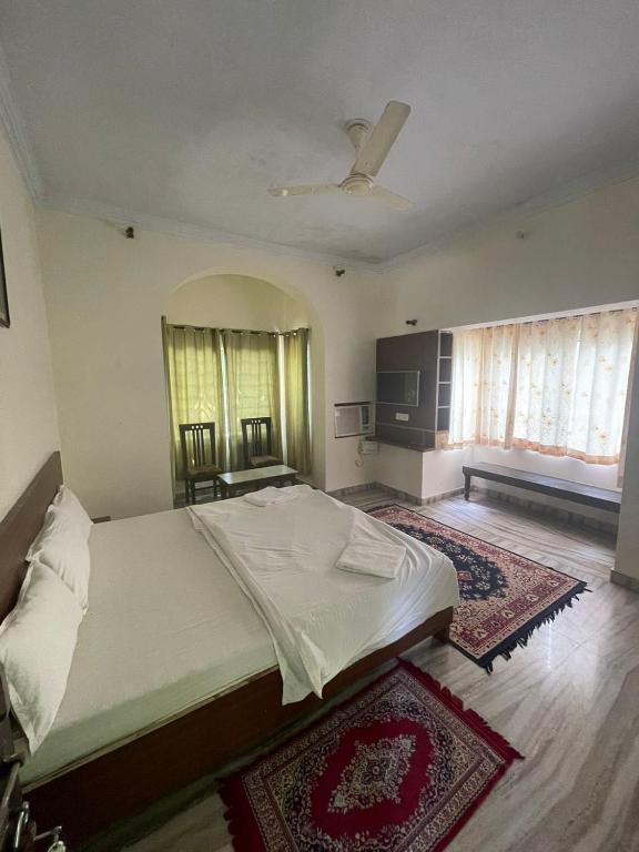 Postel nebo postele na pokoji v ubytování Pushkar Heritage
