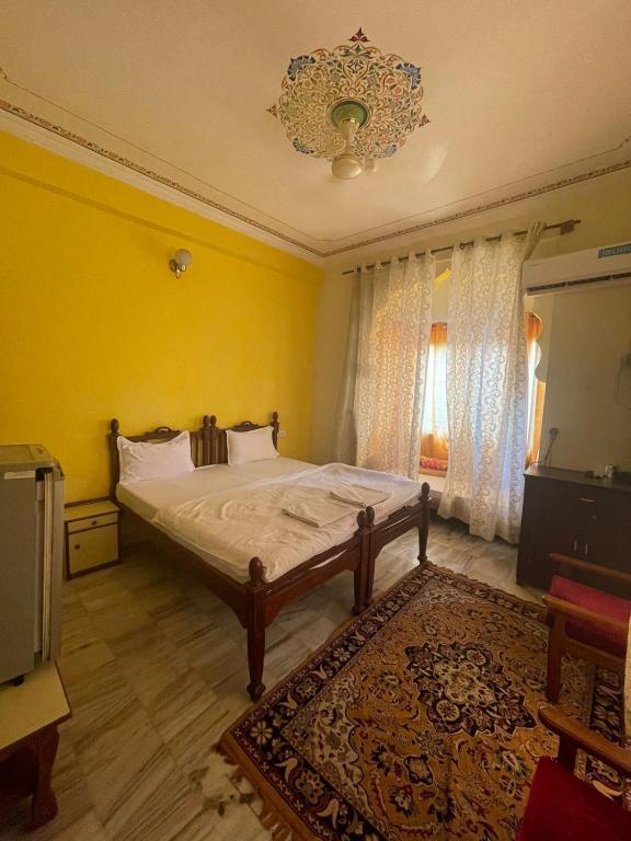 Postel nebo postele na pokoji v ubytování Pushkar Heritage